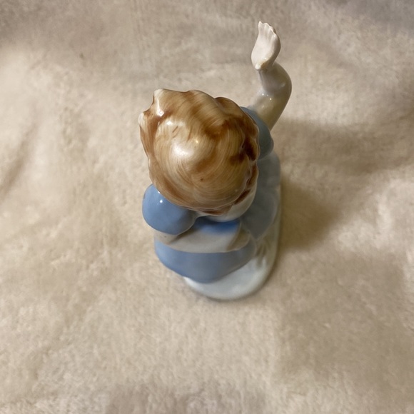 Vintage Porcelain blue and white girl and dog figurine  made in Japan - Picture 5 of 12